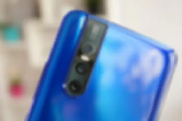 Tiga Kamera Kamera pertama dari triple camera ini memiliki resolusi maksimal 48 MP yang harus diaktifkan terlebih dahulu melalui aplikasi kamera bawaan.