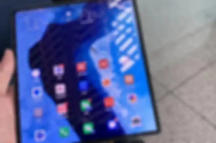 Huawei Mate X yang dibawa oleh Richard Yu di Bandara