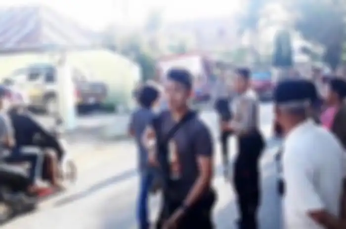 Polisi berjaga di rumah pelaku yang nyaris diamuk warga pasca penangkapan, Sabtu (27/07/2019).