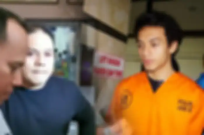 Ayah Jefri Nichol, John Hendri (kiri) usai menjenguk Jefri Nichol di Mapolres Jakarta Selatan, Senin (29/7/2019).