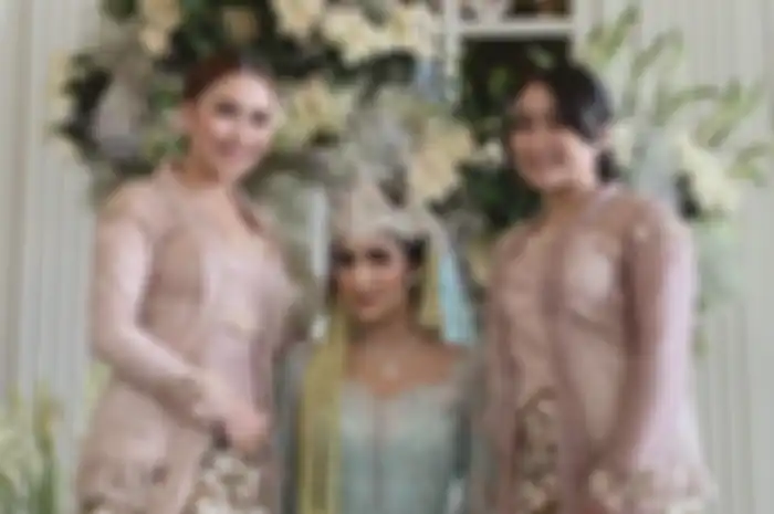 Ayu Ting Ting dan adiknya saat hadiri akad nikah Tania Nadira