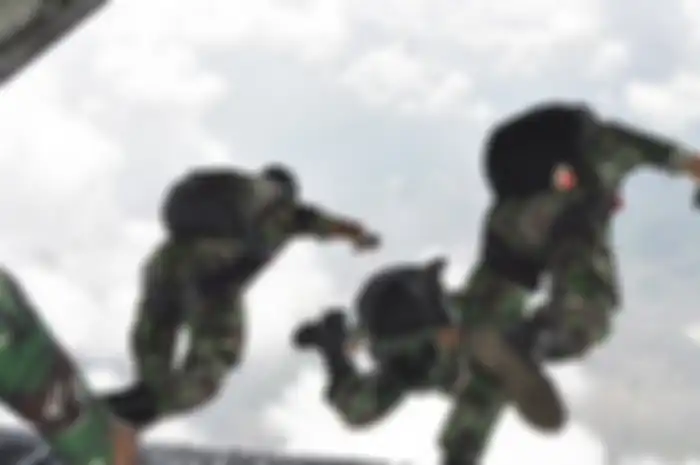 Sejumlah personil Paskhas TNI AU melakukan terjun penyegaran. Paskhas juga turut andil merebut bandara Komoro, Dili saat Operasi Seroja