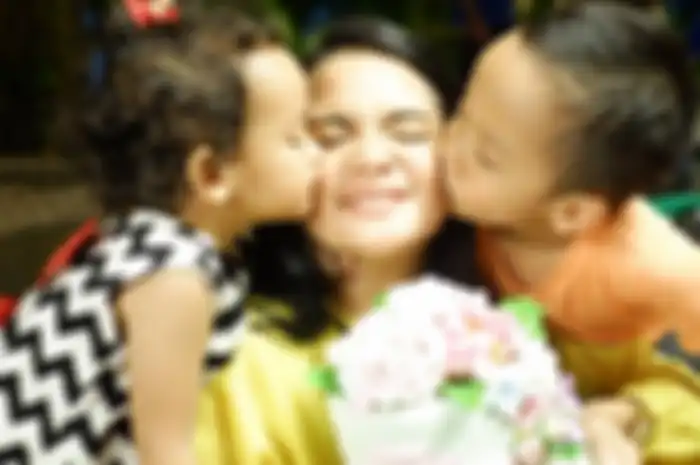 Shezy Idris merayakan ulang tahun bersama anak-anaknya