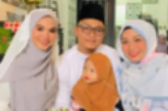 Samuel Dzul (tengah) saat menikah dengan istri, keduanya Nur Fathonah Abdul Rahim (kiri), dengan didampingi istri pertamanya, Khuzatul Atiqah.(FACEBOOK / Nur Fathonah Abdul Rahim)  