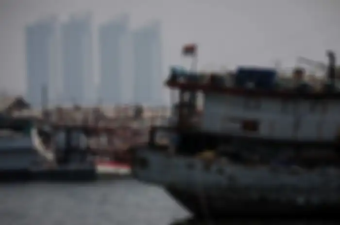 Pemandangan laut dengan latar belakang gedung bertingkat yang diselimuti asap polusi di Jakarta Utara, Rabu (31/7/2019). Berdasarkan data situs penyedia peta polusi daring harian kota-kota besar di dunia AirVisual, menempatkan Jakarta pada urutan pertama kota terpolusi sedunia pada Senin (29/7) pagi