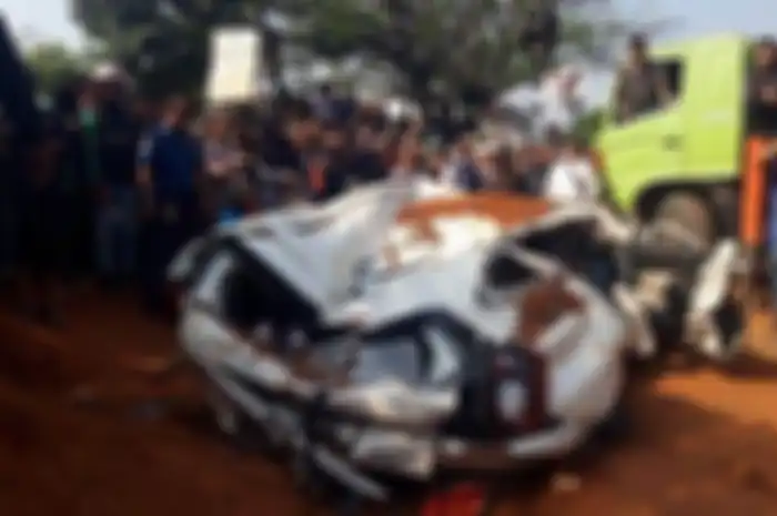 Mobil yang tertimpa truk pasir yang oleng di Tangerang