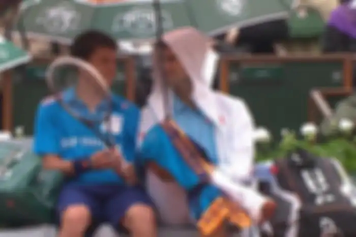 Novak Djokovic ajak seorang ballboy bersantai di tengah laga yang dihentikan karena hujan.