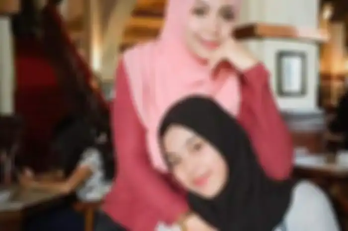 Aurellia Quratu Aini (jilbab hitam) semasa hidup bersama ibunya