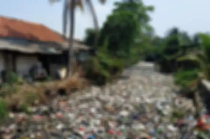 Sampah menyesaki sampah di Kali Bahagia, Bekasi, Jawa Barat berkilomenter panjangnya. 