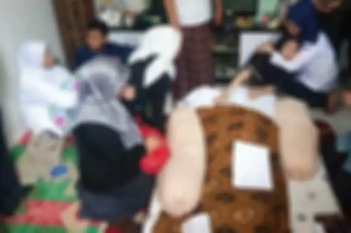 Wakil Wali Kota Tangsel, Benyamin Davnie, saat melayat almarhum Aurellia Qurratuaini, Paskibraka Tangsel di kediamannya di bilangan Cipondoh, Tangerang, Kamis (1/8).