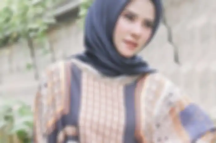 Angel Lelga terlihat pakai busana colorful, tas yang dipakai justru curi perhatian