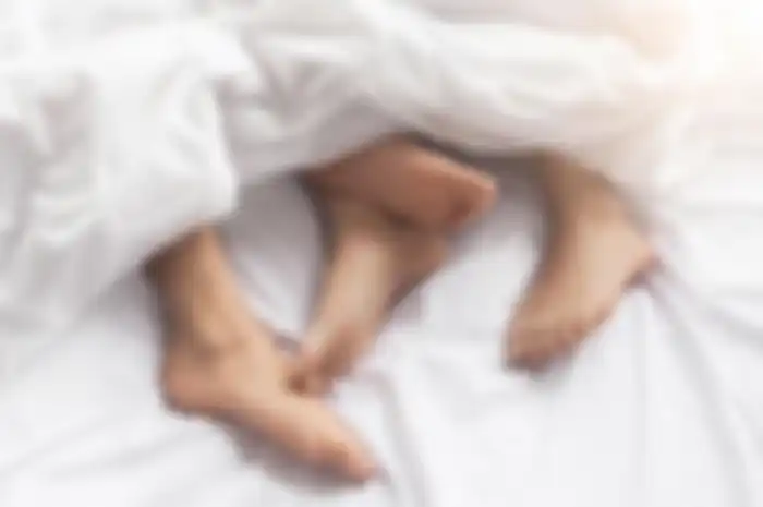 Mengejutkan, seorang ibu nekat ajak putranya bercinta di rumah