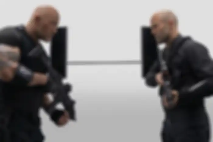 Luke Hobbs (Dwayne Johnson) dan Deckard Shaw (Jason Statham) di Fast & Furious Presents: Hobbs & Shaw