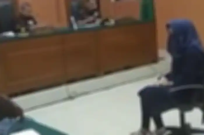 Serli saat memberikan kesaksian pada persidangan pembunuhan yang dilakukan Prada DP