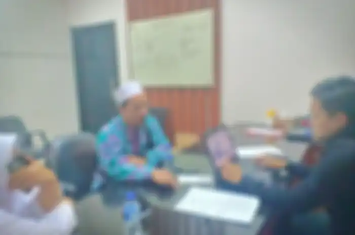 Korban penipuan jamaah haji saat diperiksa di Mapolda Jatim Senin (5/8/2019) malam