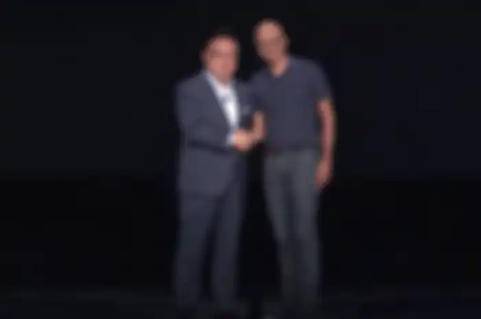 CEO Samsung DJ Koh (kiri) dan CEO Microsoft Satya Nadelle (kanan)