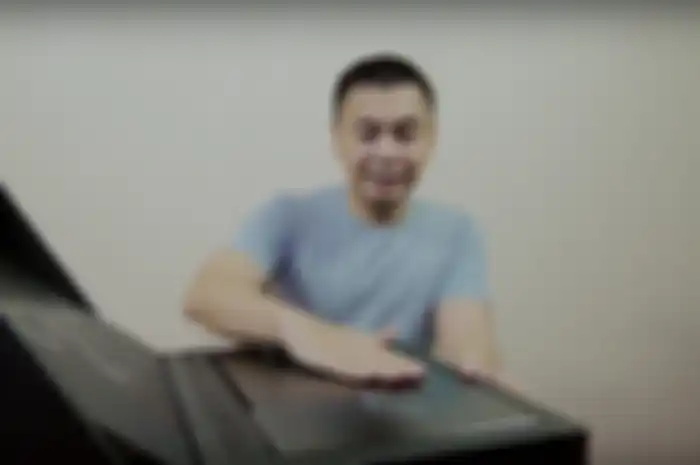 Raditya Dika Mengelap laptop Asus ROG Strix Hero III G531.