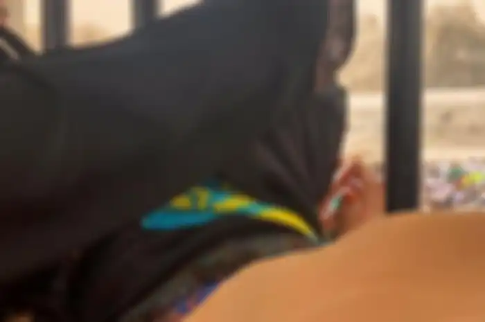 Nyai Heni Maryam saat menyaksikan pemakaman suaminya KH Maimoen Zubaer dari balik pagar besi pemakaman Ma’la. Nyai Heni dilarang mendekat ke pusara Mbah Moen karena aturan di Arab Saudi yang melarang perempuan masuk ke makam.