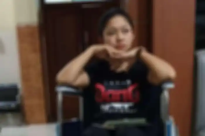 Penyanyi dangdut Ratna Antika menggunakan kursi roda pasca jatih dari jembatan yang ambruk saat melayani penggemarnya selfie di Tuban, Jawa Timur
