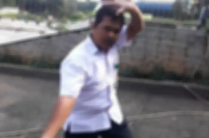 Mbah Rebo (54) pawang hujan di TMII, Jakarta Timur, saat ditemui pada Kamis (8/8/2019).