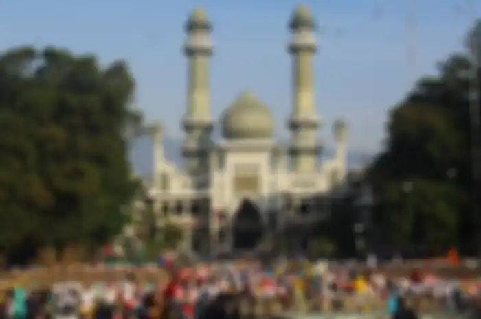 Ribuan Umat Muslim saat menjalankan Shalat Idul Adha 1440 H di Masjid Agung Jami Kota Malang, Minggu (11/8/2019). Masjid Agung Jami Kota Malang menjadi salah satu simbol kerukunan umat beragama karena di sampingnya terdapat tempat ibadah umat agama lain, yakni Gereja Protestan Indonesia bagian Barat