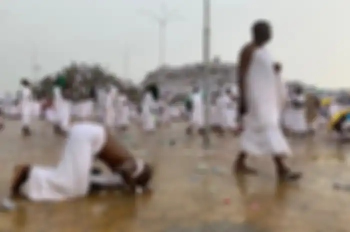 Umat Muslim berdoa di tengah turunnya hujan saat melaksanakan wukuf di Jabal Rahmah, Padang Arafah, Arab Saudi, Sabtu (10/8/2019). Jemaah haji dari seluruh dunia mulai berkumpul di Padang Arafah untuk melaksanakan wukuf yang merupakan puncak ibadah haji.