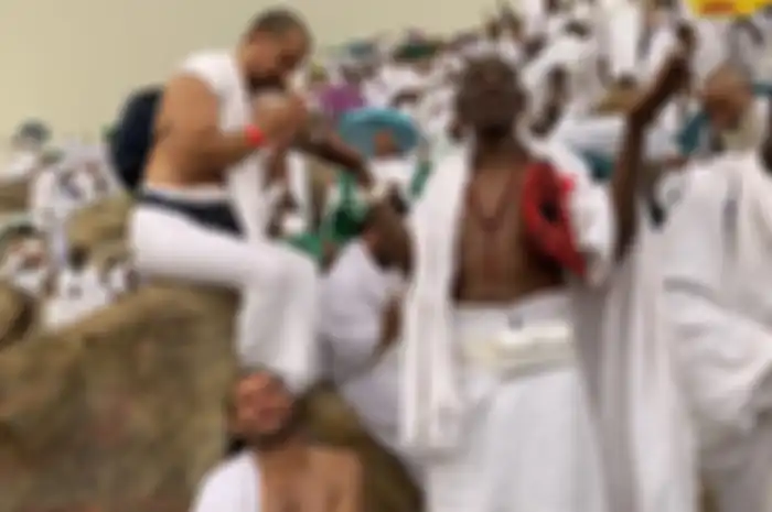 Umat Muslim berdoa di tengah turunnya hujan saat melaksanakan wukuf di Jabal Rahmah, Padang Arafah, Arab Saudi, Sabtu (10/8/2019). Jemaah haji dari seluruh dunia mulai berkumpul di Padang Arafah untuk melaksanakan wukuf yang merupakan puncak ibadah haji.