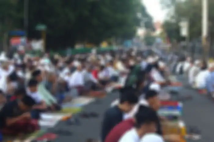 Ribuan Umat Muslim saat menjalankan Shalat Idul Adha 1440 H di Masjid Agung Jami Kota Malang, Minggu (11/8/2019). Masjid Agung Jami Kota Malang menjadi salah satu simbol kerukunan umat beragama karena di sampingnya terdapat tempat ibadah umat agama lain, yakni Gereja Protestan Indonesia bagian Barat