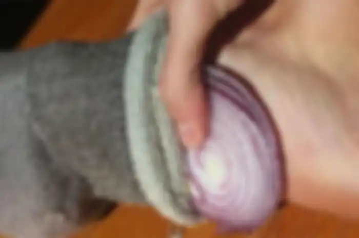 Manfaat membungkus kaki dengan bawang merah 