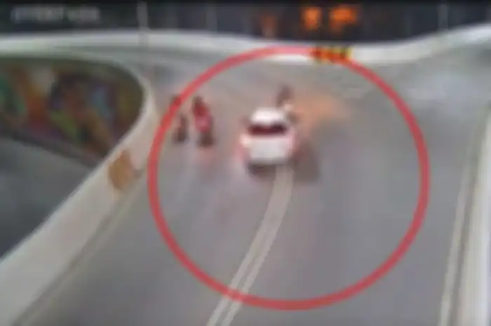 Tabrak lari Toyota Yaris dengan Honda Supra X 125 di Overpass Manahan, Solo