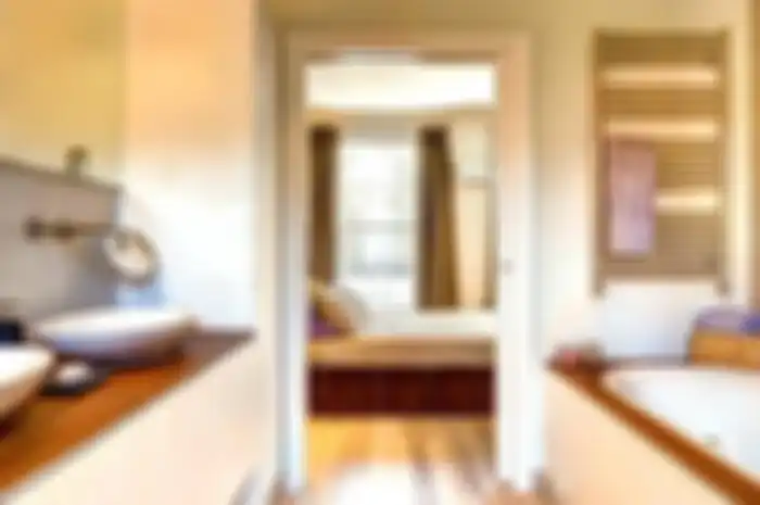 Kamar mandi di dalam kamar tidur