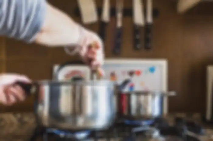Mudah dan Murah, Begini Tips Membersihkan Kerak Panci yang Gosong dengan Bahan Dapur Sederhana