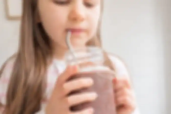 Minum dari sedotan