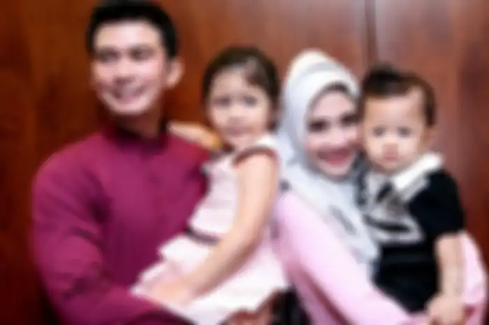 Mandala Shoji beserta istri dan anak-anaknya