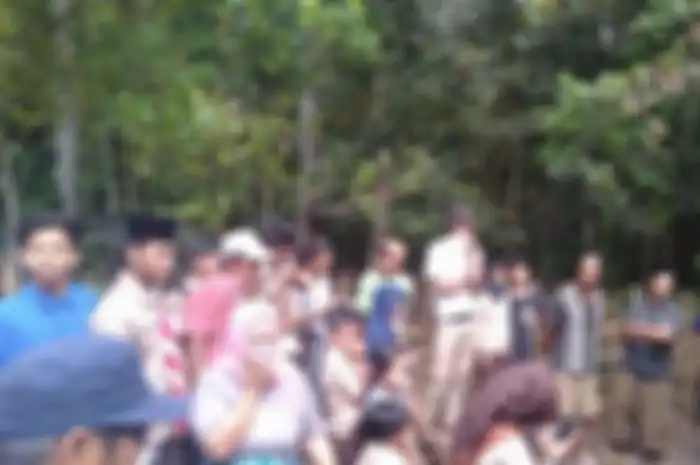 Warga memadati lokasi penemuan mayat dalam karung yang hanya tinggal tulang belulang