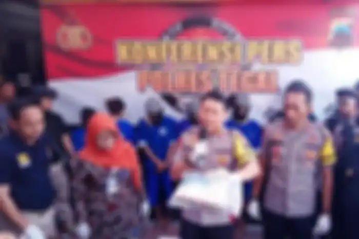 Kapolres Tegal AKBP Dwi Agus Prianto menceritakan detail kronologi  kasus pembunuhan gadis dalam karung di Mapolres Tegal, Kamis (15-8-2019) bersama Bupati Tegal Umi Azizah