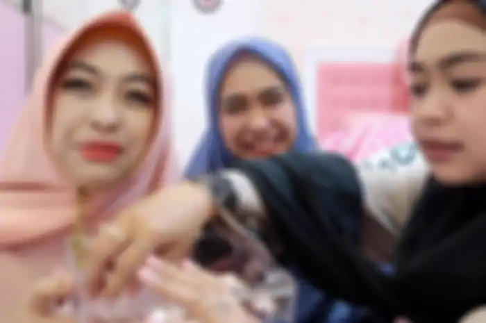 Ria Ricis bersama kedua kakaknya, Oki Setiana Dewi dan Dokter Sindy