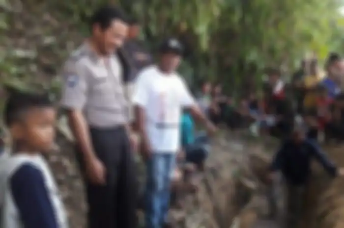 Penguburan buaya sinyulong 6 meter yang mati karena ditembak warga di Desa Teluk Kuali, Kecamatan Tebo Ulu, Kabupaten Tebo, Jambi, Minggu (11/8/2019).