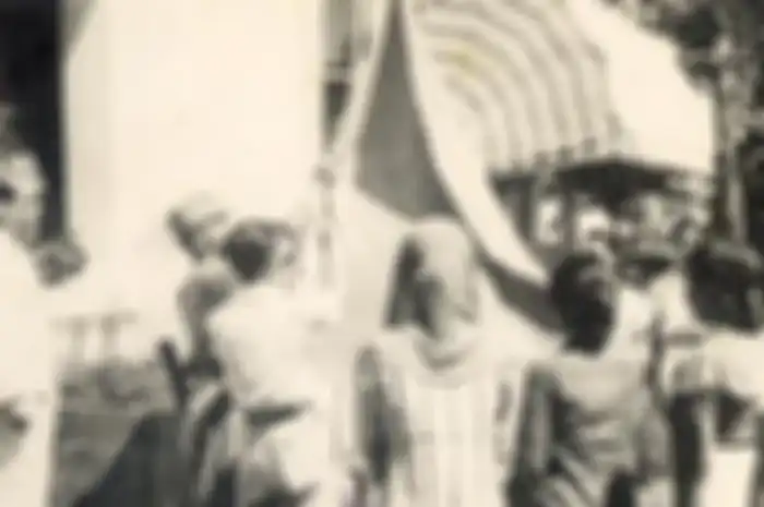Penaikan bendera pusaka sesudah dibacakan teks proklamasi, 17 Agustus 1945.