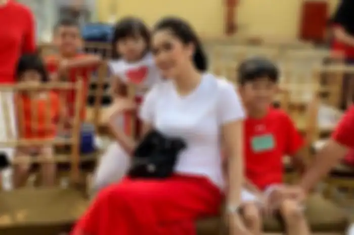 Aliya Rajasa dan kedua anaknya