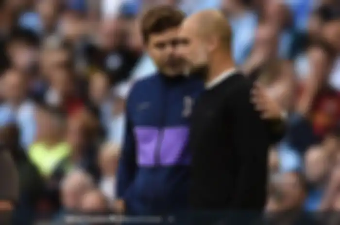 Pelatih Tottenham Hotspur, Mauricio Pochettino (kiri), bersama juru taktik Manchester City, Pep Guardiola (kanan).