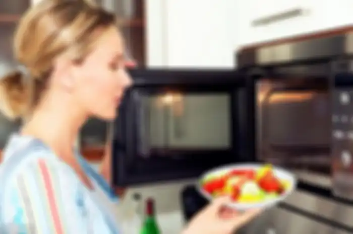 ilustrasi memanaskan makanan menggunakan microwave