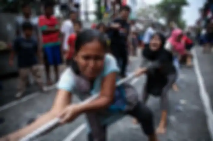 Warga mengikuti lomba tarik tambang untuk memeriahkan HUT ke-74 Kemerdekaan RI di kawasan Petamburan, Tanah Abang, Jakarta, Sabtu (17/8/2019).