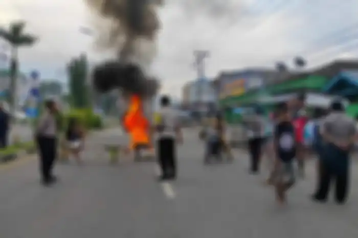 Kondisi jalan Yos Sudarso Sanggeng, Manokwari, Papua Barat, Senin (19/8/2019) pagi. Aksi blokade warga menyusul dugaan rasis terhadap mahasiswa Papua di Surabaya dan Malang, belum lama ini. 