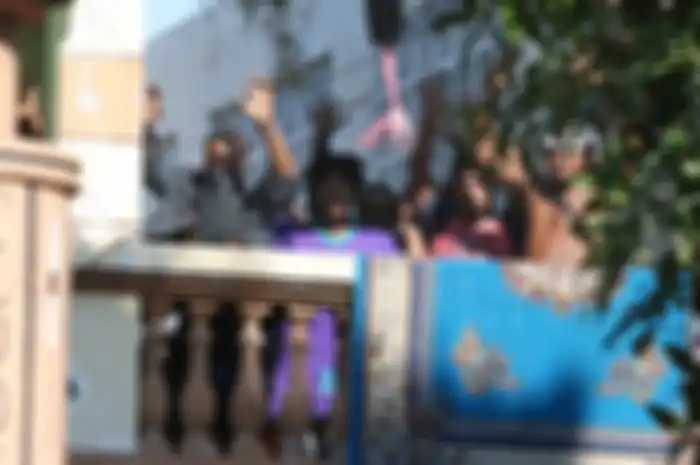 Sejumlah orang keluar dan mengangkat tangannya di Asrama Mahasiswa Papua di Jalan Kalasan 10, Surabaya, Jawa Timur, Sabtu (17/8/2019). Sebanyak 43 orang dibawa oleh pihak kepolisian untuk diminta keterangannya tentang temuan pembuangan bendera Merah Putih di depan asrama itu pada Jumat (16/8/2019).
