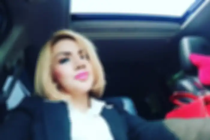 Barbie Kumalasari kepergok beli hp bekas