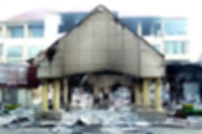 Kondisi gedung DPRD Papua Barat yang terbakar pascakerusuhan di Manokwari, Papua Barat, Senin (19/02/2019). Suasana Manokwari mulai kondusif pascaaksi kerusuhan akibat kemarahan atas peristiwa yang dialami mahasiswa asal Papua di Surabaya, Malang dan Semarang.