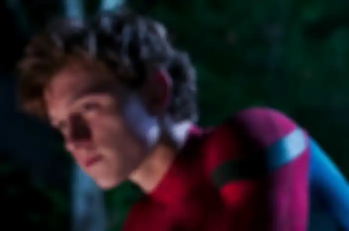 Tom Holland sebagai Spider-Man