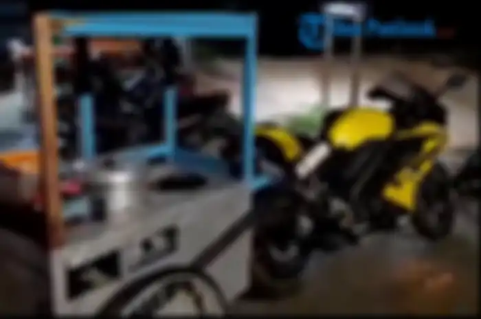 Pedagang siomay keliling dengan motor sport