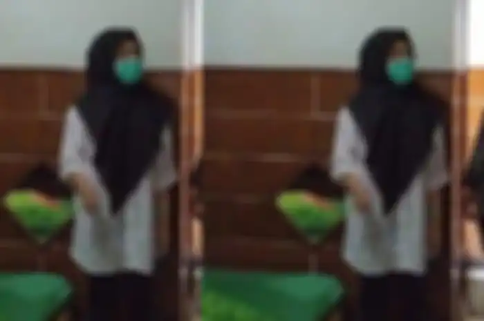 Tersangka V tampak mengenakan hijab saat menunjukkan kamar hotel tempat satu adegan video Vina Garut diambil di kawasan Cipanas, Kecamatan Tarogong Kaler, Kamis (22/8/2019).